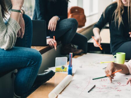 Kennenlernspiele – Die besten Ideen für Gruppen, Schule und Team